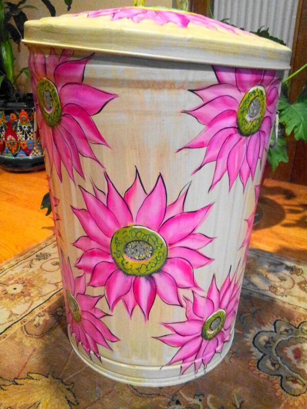 20 Gallon Medium Linen Wash, Large Fuchsia Daisies w/Sparkle Centers, Black Outlined - Image 3