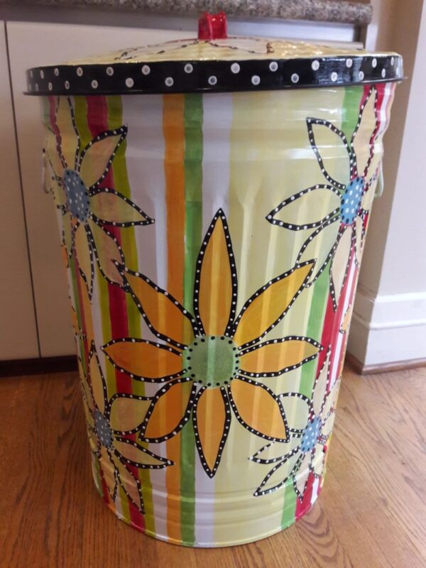 Large Outlined Daisies Can with a Hook Image