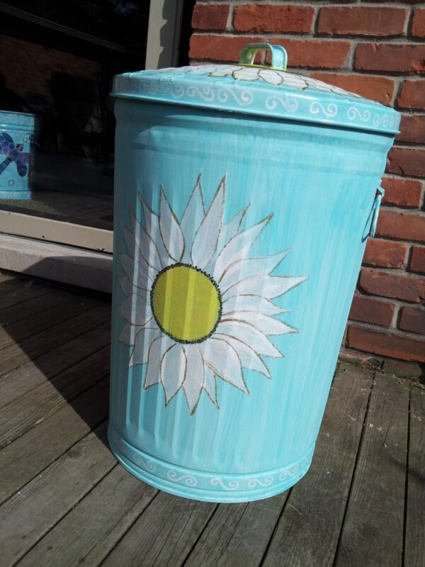 Calypso Wash With Large White Daisies Can Image